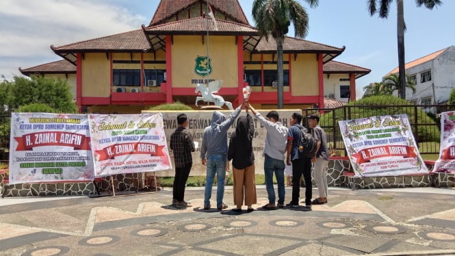 Sejumlah pemuda meletakkan karangan bunga di depan kantor DPRD Sumenep