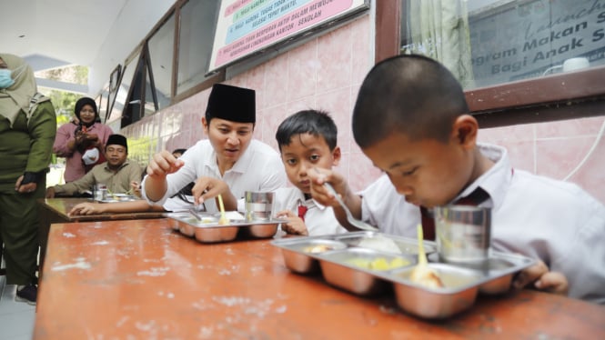 Bupati Trenggalek Mochamad Nur Arifin mencoba makan siang bergizi