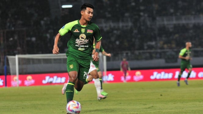 Pemain Persebaya Malik Risaldi Menggiring Bola