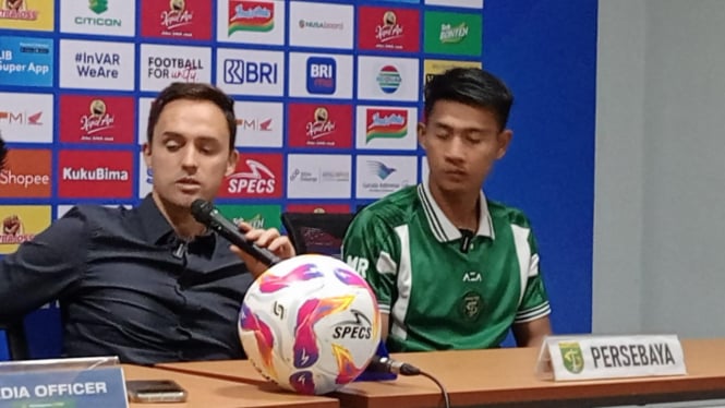 Pelatih Persebaya Paul Munster dan Malik Risaldi