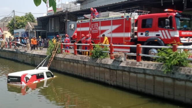 Mobil Wira Wiri Suroboyo nyemplung di Sungai Medokan Sawah Surabaya