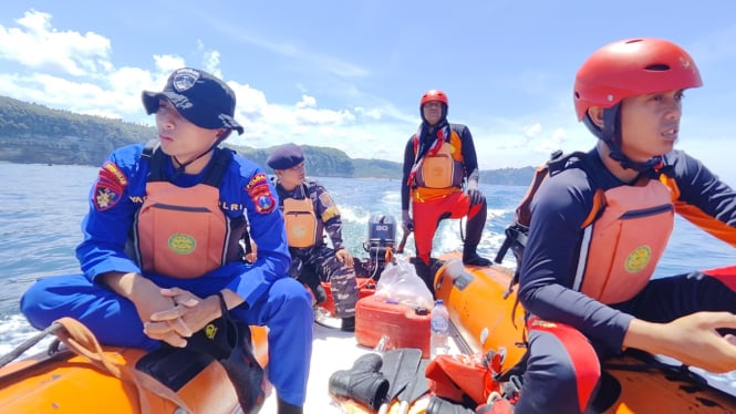 Tim gabungan menyisir korban terseret ombak di Pantai Dlodo Tulungagung.