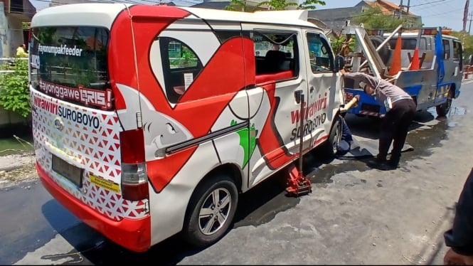 Bodi mobil Wira Wiri Suroboyo tampak penyok usai nyemplung di Sungai Medokan Sawah Surabaya.