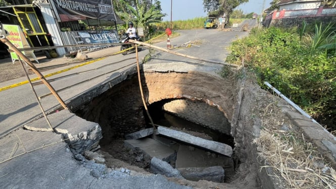 Penampakan Jalan di Mojokerto Ambles Sedalam 3 Meter