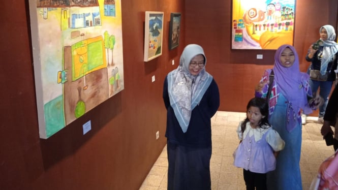 Pelukis belia, Husna di dampingi ibu dan Kepala Sekolah SD Petrokimia Gresik saat pameran tunggal.