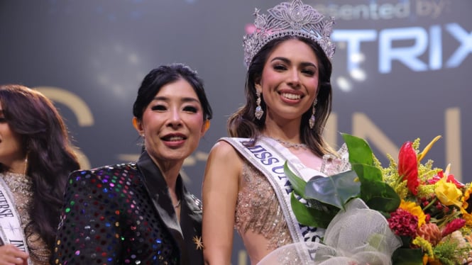 Naomi (kiri) berfoto bersama Clara, Miss Universe Indonesia 2024.