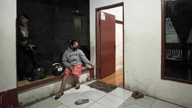 Menantu korban, Ratiah menunjukkan lokasi pembocokan.