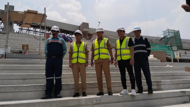 Bupati Lamongan Yuhronur Efendi saat meninjau pembangunan stadion