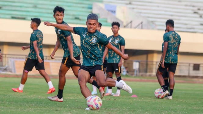 Pemain Gresik United saat melakukan latihan.