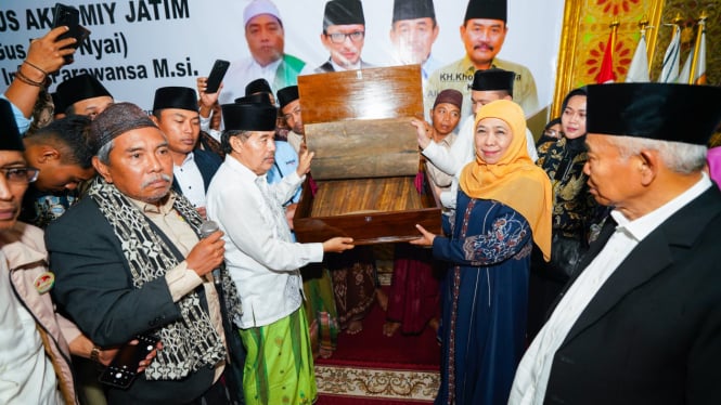 Khofifah Menerima Hadiah Alquran Kuno