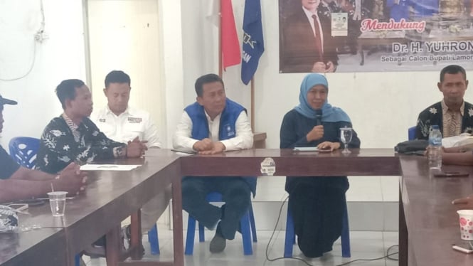 Calon Gubernur Jatim Khofifah Indar Parawansa menyapa sejumlah perwakilan nelayan di Kecamatan Paciran, Kabupaten Lamongan.