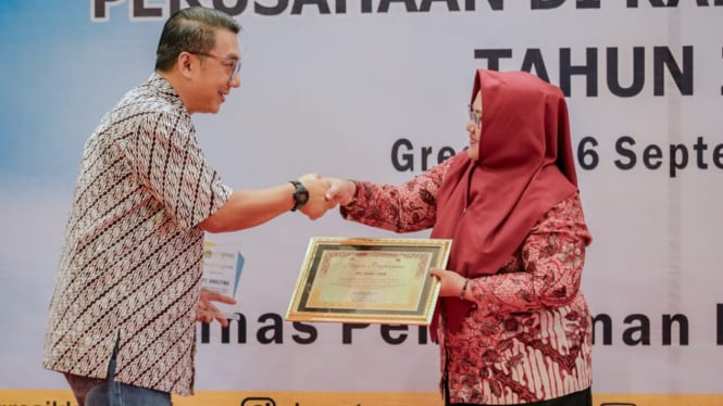 PT Smelting menerima penghargaan dari DPMPTSP Gresik