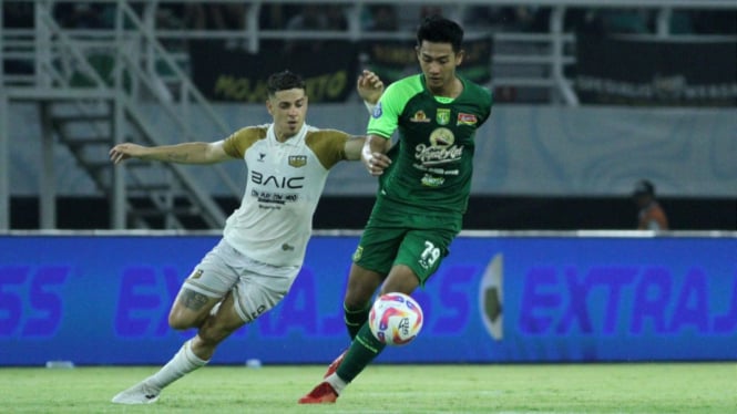 Persebaya (hijau) ditahan imbang Dewa United di laga Liga 1.