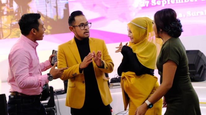 Shandy Purnamasari dan Gilang Widya Pramana (kuning)