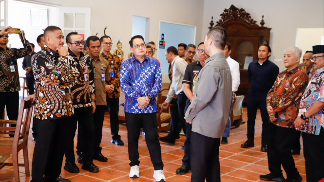 Adhy Karyono (Biru) Tinjau KEK Singhasari