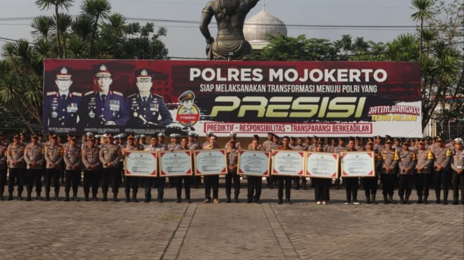 Kapolres Mojokerto memberikan penghargaan kepada 7 warga sipil