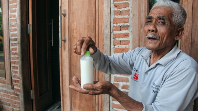 Yanto (70) penderita asma rutin mengkonsumsi susu kambing etawa.