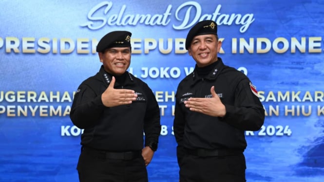 Mayjen TNI Rudy Saladin terima anugerah brevet hiu kencana.