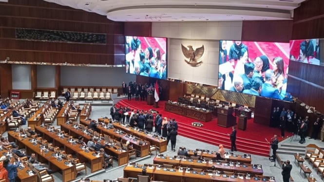 Suasana ruang sidang Paripurna pelantikan anggota DPR, DPD dan MPR RI di gedung Nusantara.