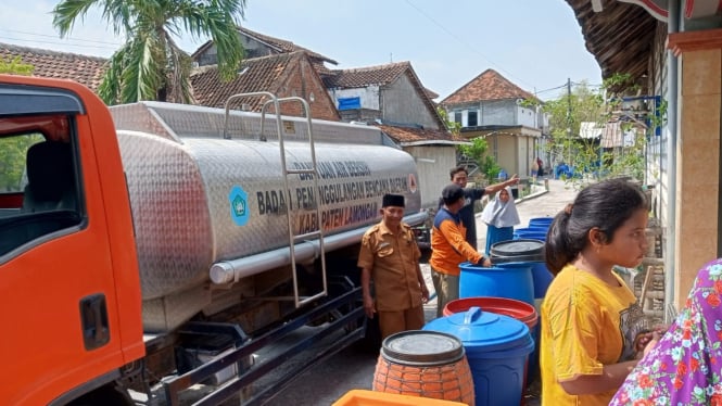 Petugas saat melakukan drooping air.