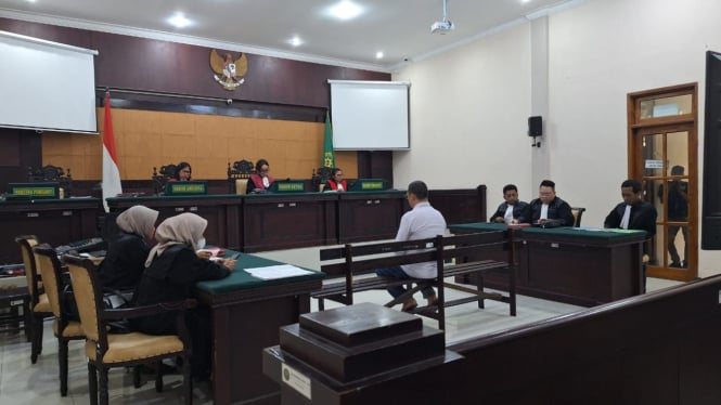 Sidang terdakwa pebisnis ban di PN Mojokerto.