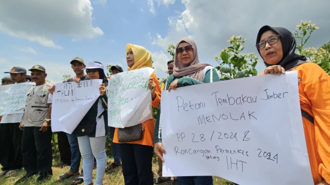 Aksi protes petani tembakau Jember terhadap PP/28/2024.