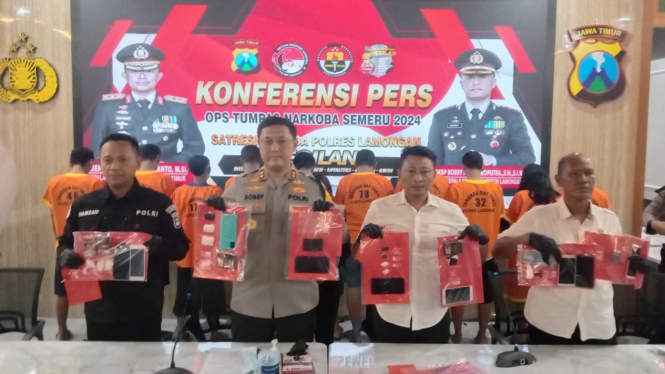 Kapolres Lamongan menunjukkan barang bukti sabu