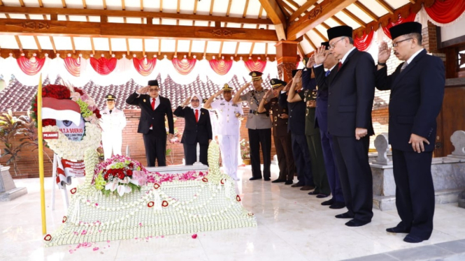 Pj Gubernur Jatim Adhy Karyono di Makam Gubernur Soerjo