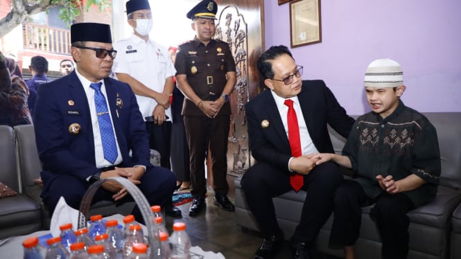 Pj Gubernur Jatim Adhy Karyono Bersama Disabilitas