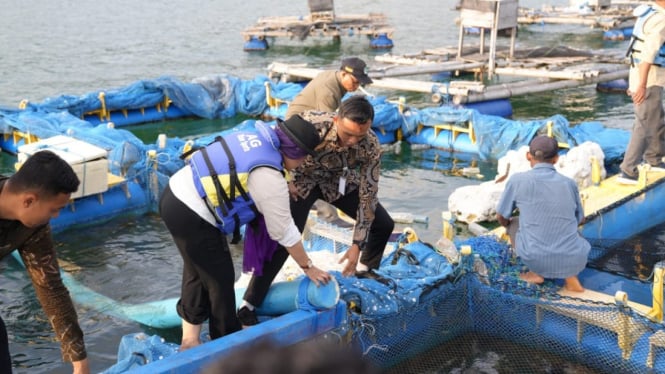 Cagub Luluk bersama nelayan lobster di Trenggalek