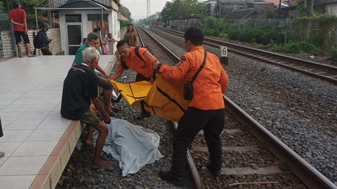 Petugas BPBD Kota Surabaya saat hendak mengevakuasi korban.