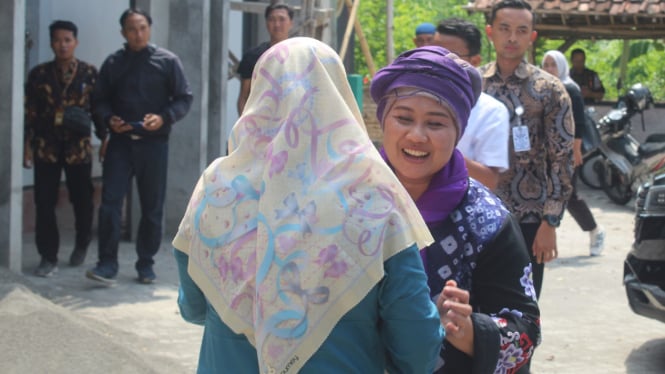 Luluk Nur Hamidah saat berziarah ke Makam Mbah Mesir Trenggalek.