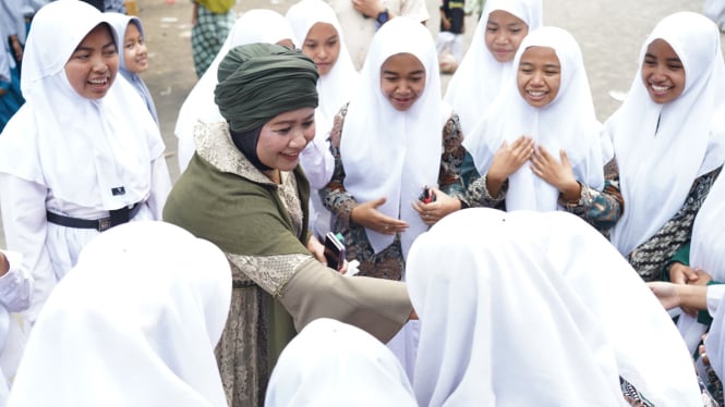 Cagub Jatim Luluk saat kunjungan ke ponpes di Jember