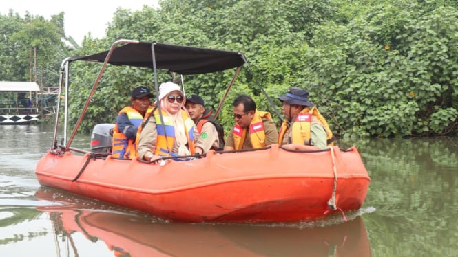 DLH Jatim dan PJT I saat patroli air.