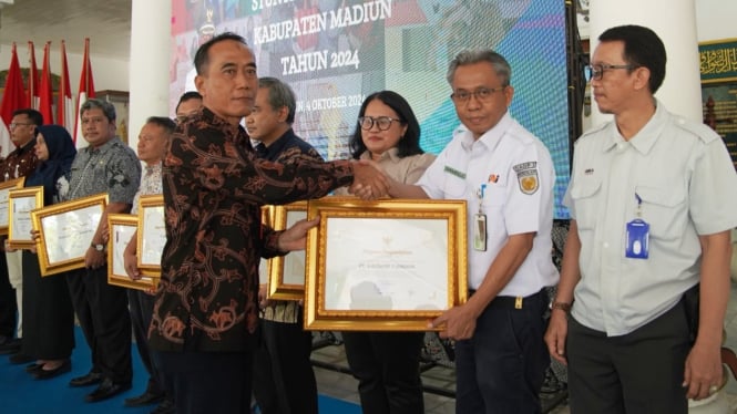 Manager Humas Daop 7 Madiun menerima penghargaan dari Pemkab Madiun.