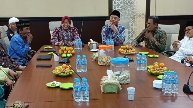 Tri Rismaharini mengunjungi kantor PW Muhammadiyah Jatim.