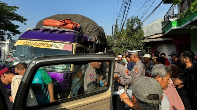 Truk tabrak pasutri di Lamongan.