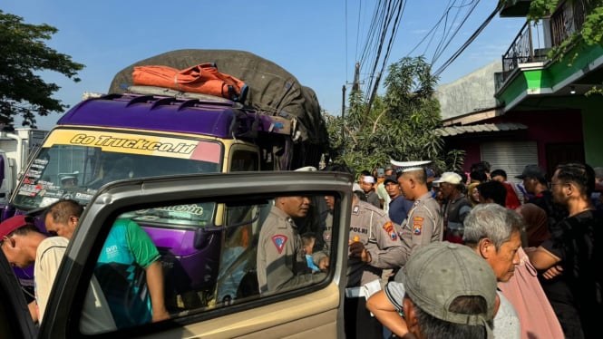 Truk tabrak pasutri di Lamongan