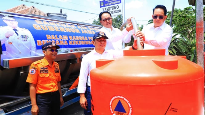 Pj Gubernur Jatim saat bantu air di Blitar.