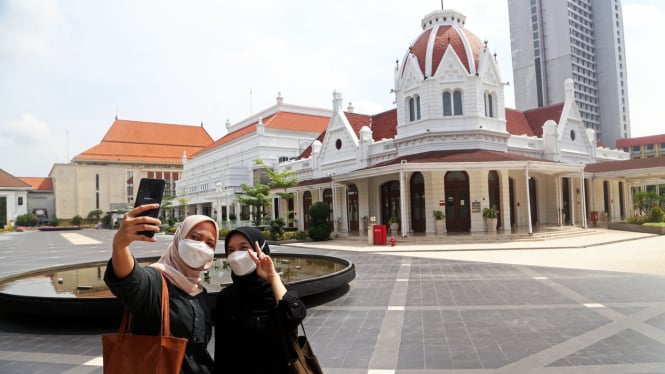 Suasana Alun-alun Kota Surabaya.