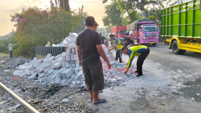 Truk pengangkut bata ringan tertabrak KA