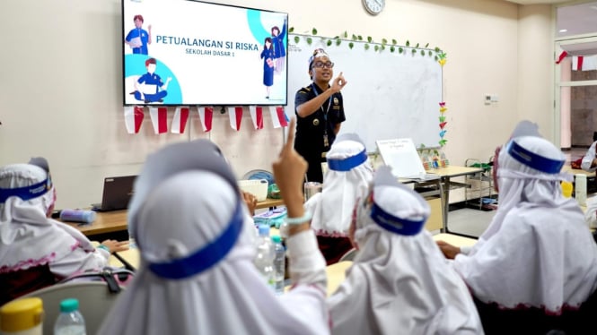 Relawan saat mengedukasi siswa sekolah kolaborator di Surabaya