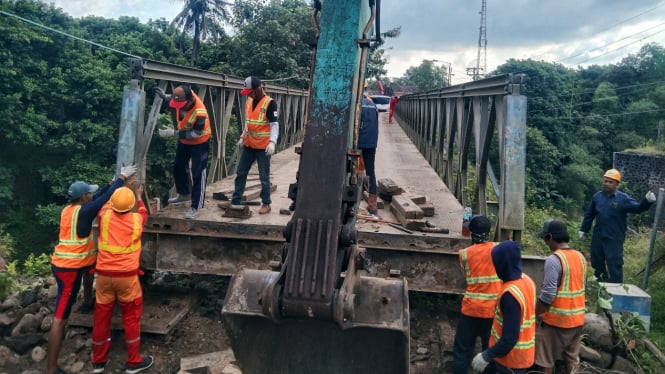 Ilustrasi pekerja sedang menyelesaikan sebuah proyek