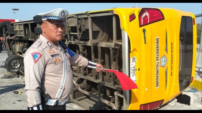 Rombongan bus SMAN 1 Kedungwaru Tulungagung terguling.