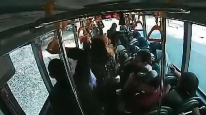 Kaca bus Trans Jatim Koridor V Surabaya-Bangkalan terlihat pecah karena terkena lemparan batu.