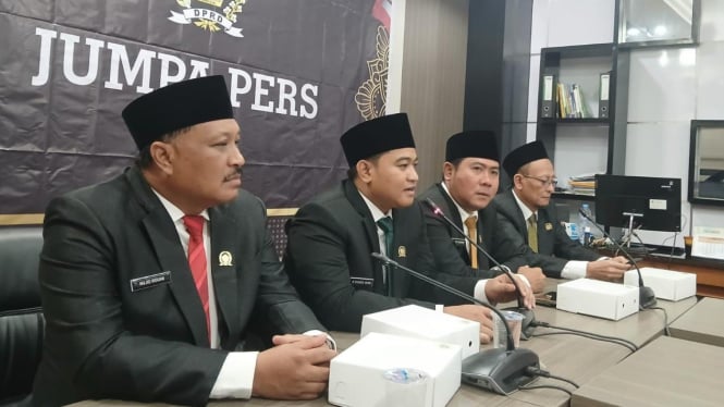 Ketua DPRD Gresik M Syahrul Munir (dua dari kanan).