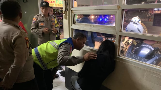 Perempuan muda saat berada di pos polisi.