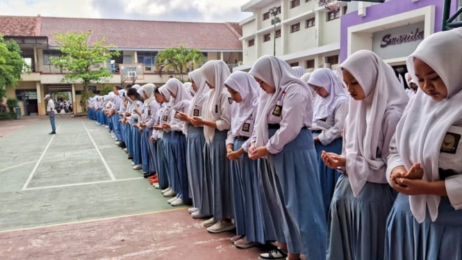 Siswa-siswi SMAN 1 Kedungwaru Tulungagung lakukan doa bersama.