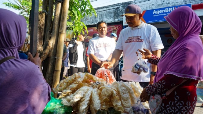 Harsono bersama Dwi Rianto Jatmiko menyapa masyarakat dan pedagang di Pasar Pojok Kecamatan Kwadungan.