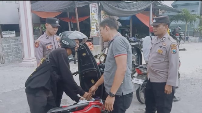 Polisi saat melakukan penyekatan